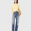 Jeans with chain-link belt