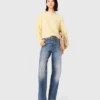 Jeans with chain-link belt