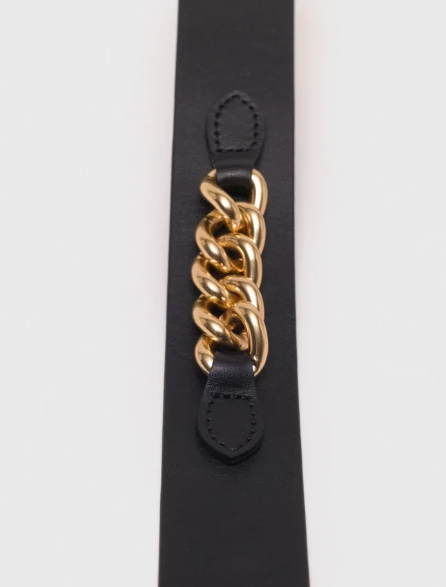 Leather belt with chain details Leather belt with chain details
