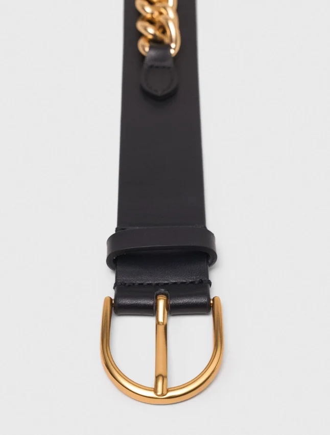 Leather belt with chain details Leather belt with chain details