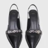 Leather pumps with eyelet strap