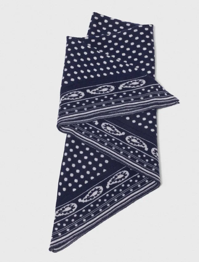 Reversible wool and cashmere scarf Reversible wool and cashmere scarf
