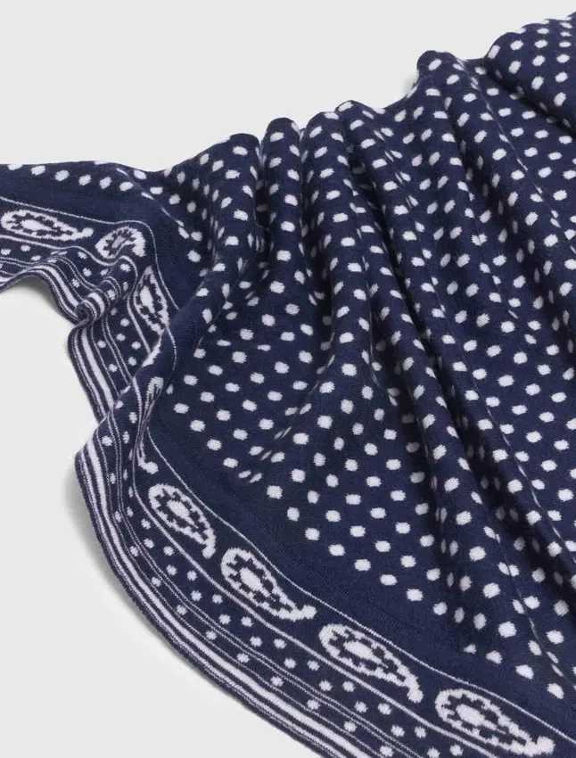 Reversible wool and cashmere scarf Reversible wool and cashmere scarf