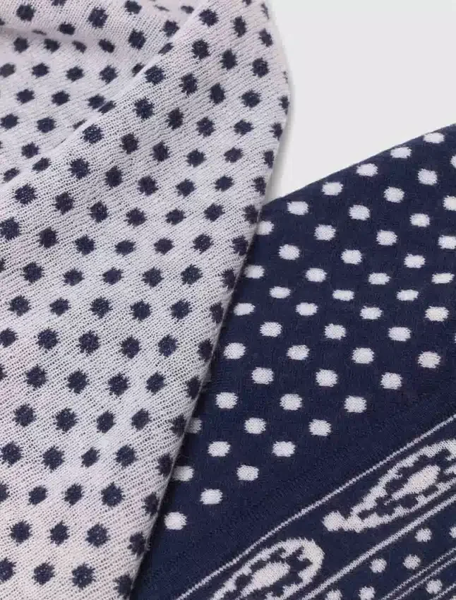 Reversible wool and cashmere scarf Reversible wool and cashmere scarf