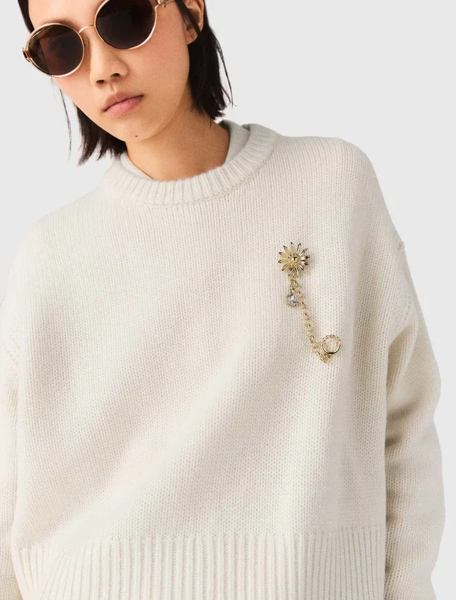Sweater with floral brooch Sweater with floral brooch