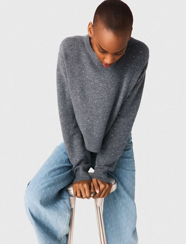 Sweater with removable collar and layer Sweater with removable collar and layer